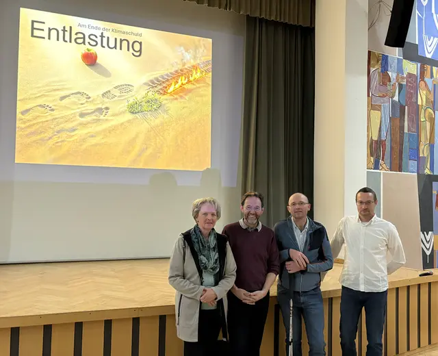 Evi Moschen (Obst- und Gartenbauverein Grins), der Vortragende Dr. Thomas Guggenberger, DI Daniel Nigg (Obst- und Gartenbauverein Grins) und Mag. Reinhold Jäger (Obst- und Gartenbauverein Fließ), (v.l.).  | Foto: Elisabeth Zangerl