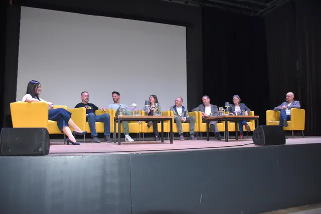 Am Podium (v.l.): Sonja Schuster, Jochen Szorger, Paul Pizzera, Carmen Schlojer, Peter Sigmund, Andreas Herz, Robert Leitner und Robert Konrad | Foto: MeinBezirk/Waltraud Fischer