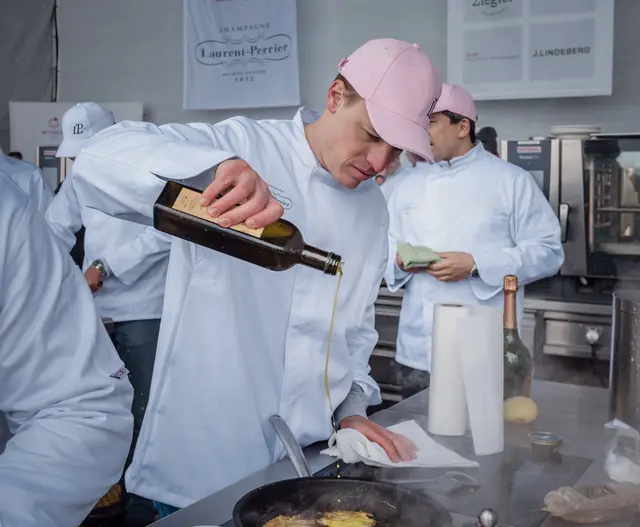 Benjamin Parth kocht am 12. April in Ischgl für einen guten Zweck. | Foto: TVB Paznaun-Ischgl