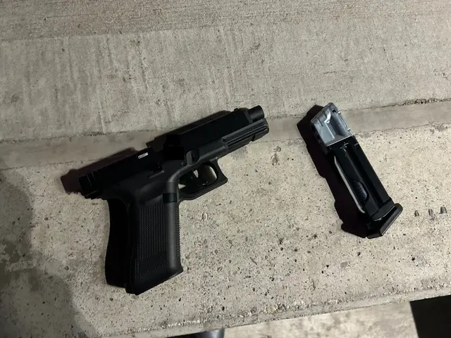 Diese mutmaßliche Tatwaffe, eine Schreckschusspistole, wurde von der Polizei sichergestellt. | Foto: LPD Wien