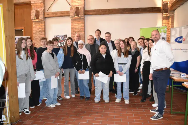 Jobmesse in der Feuerwehrscheune Unterwaltersdorf mit Stadtgemeinde, AMS und NMS Ebreichsdorf. | Foto: Mirjam Preineder
