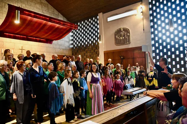 Fünf Chöre, die sich eine Bühne teilen: Dafür steht die Veranstaltung "Andritz singt", die heuer bereits zum dritten Mal stattfindet und wieder zahlreiche Besucherinnen und Besucher in die Pfarrkirche Andritz locken wird. | Foto: Eva Fruhmann