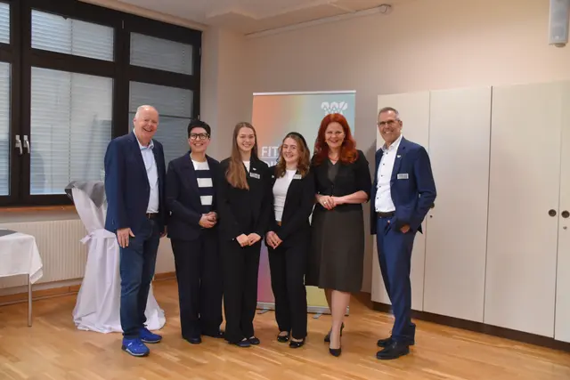Auch LR Cornelia Hagele (2.v.r.) stattete der Schule einen Besuch ab. Das freute Werner Salzburger (Vorsitzender des Landesstellenausschusses der ÖGK in Tirol), Schulqualitätsmanagerin Daniela Schlechter-Kitzbichler, die beiden Projektleiterinnen Lorena Pöll und Carina Glarcher sowie Direktor Markus Höfle.  | Foto: Barbara Fluckinger