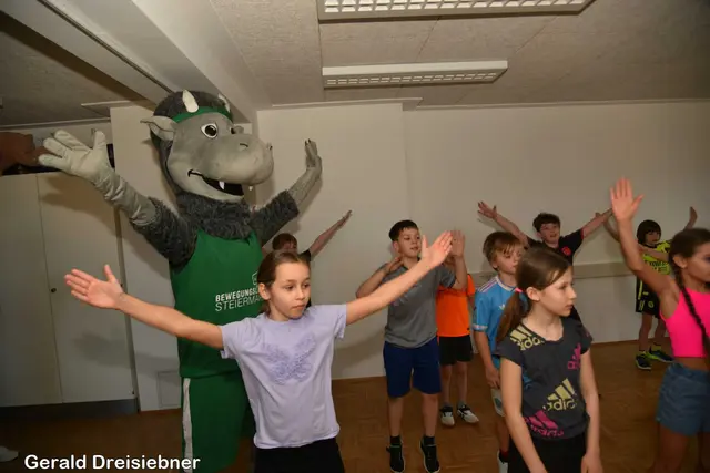 Das Maskottchen SUMI beim Rock`n Roll Akrobatik  tanzen mit den Kinder der VS Hofstätten. | Foto: Gerald Dreisiebner