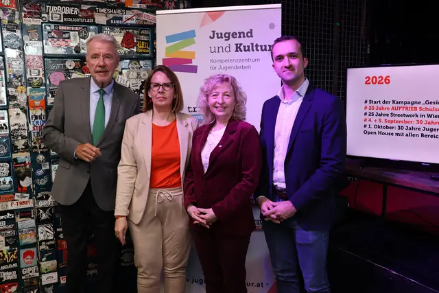 Start in das Jubiläumsjahr mit neuem Namen und neuem Logo: Bürgermeister Klaus Schneeberger (ÖVP), Susanne Marton (Geschäftsführerin Jugend und Kultur), Landesrätin Eva Prischl (SPÖ), und Stadtrat Kevin Pfann (FPÖ). | Foto: Schauer