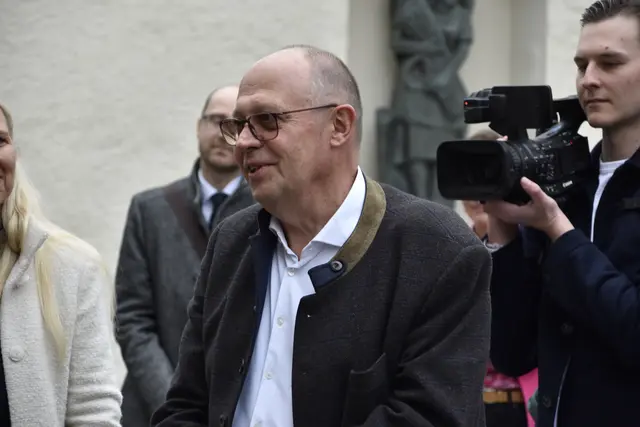 Schulleiter Georg Springl stellte Bundeskanzler Christian Stocker das Ausbildungskonzept der Landwirtschaftlichen Fachschule Winklhof vor. | Foto: Theresa Vogl