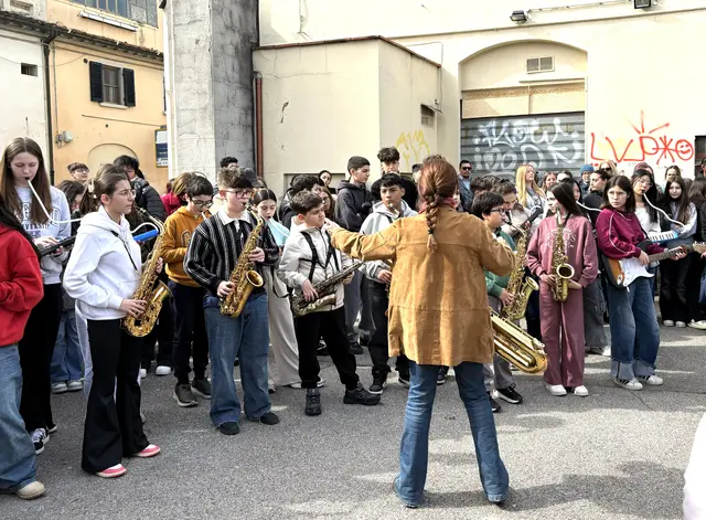Gedenken auf italienisch - da leistet auch die Schulband aus Empoli einen durchaus schwungvollen Beitrag. | Foto: Bewusstseinsregion