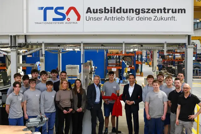 v.l.n.r.: Lehrlinge (in grauen Shirts); Danijel Cvijanović (Leitung Produktion, Materialwirtschaft &amp; Logistik), Judith Mayerhofer (Gewerberechtliche Geschäftsführerin), Cornelia Buchschachner (Leitung Personalmanagement), Robert Tencl (CEO), Harold Schmidt (CEO), Gerold Martin &amp; Manuel Langmann (Lehrlingsausbildner) | Foto: Traktionssysteme Austria