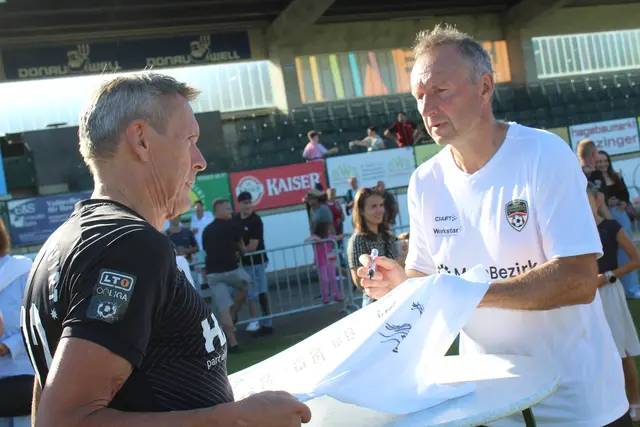 Autogramme schreiben, Toni Pfeffer mit der Copa Pele 2025 in Perg | Foto: MeinBezirk Perg/Köck