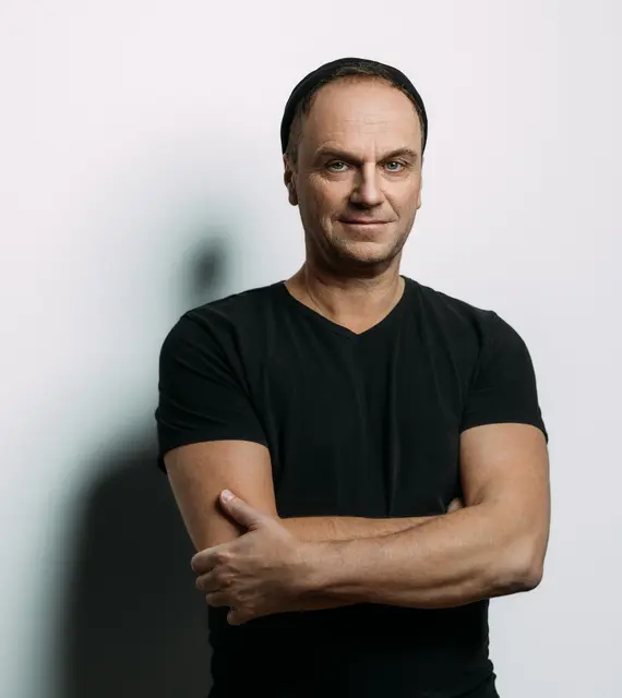 Der Abend wird moderiert von Jürgen Vogl. Sein neues Programm "pördland" ist eine Mischung aus Musik, Comedy und Poetry. | Foto: Jan Frankl