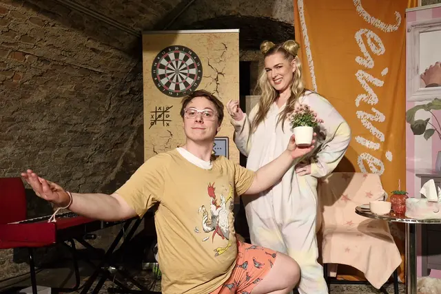 Dominik Landolt und Ingrid Diem treiben „Brieffreundschaft +“ im Schlosskeller Staatz auf die komödiantische Spitze. | Foto: Kulturzentrum Staatz/Ingrid Fröschl-Wendt