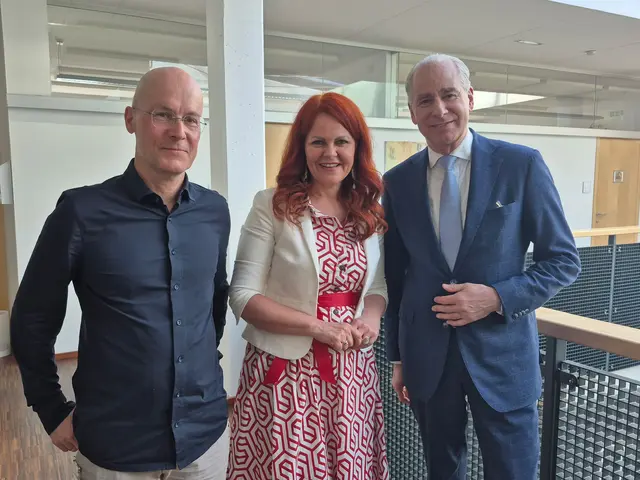 Bei der Pressekonferenz der LKH Hall Psychiatrie stellten (v.l.n.r.) Franz Altenstrasser, Cornelia Hagele und Thomas Klestil den Neubau, die neue Konzeptionierung und die Zusammenführung der Psychatrieabteilungen A und B vor.  | Foto: Tirolkliniken