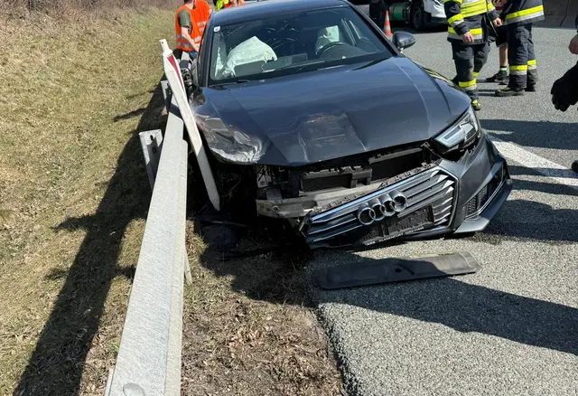 Das schwer beschädigte Fahrzeug wurde abgeschleppt. | Foto: Freiwillige Feuerwehr Grafenstein