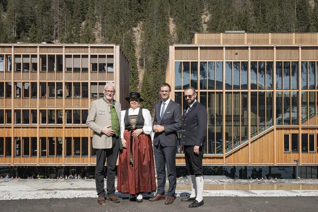 Bürgermeister Gerhard Lucian mit der damaligen Vize-Bürgermeisterin Cornelia Rieser, Landeshauptmann Markus Wallner und Gemeinderat Johannes Pfefferkorn bei der Eröffnung der Lechwelten (v. l.) | Foto: Laurin Lorünser