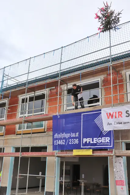... und wirft es zu Boden, wo es zerschellt.  | Foto: Edith Ertl
