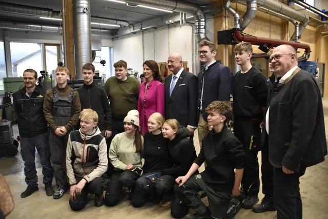 Im Austausch mit Schülerinnen und Schülern sowie Verantwortlichen informierte sich Bundeskanzler Christian Stocker über die Ausbildung am Winklhof. | Foto: Theresa Vogl
