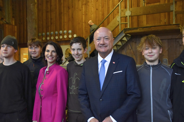 Bundeskanzler Christian Stocker informierte sich bei seinem Besuch an der Landwirtschaftlichen Fachschule Winklhof über Ausbildung, Praxisbetrieb und Perspektiven der jungen Generation in der Landwirtschaft. | Foto: Theresa Vogl
