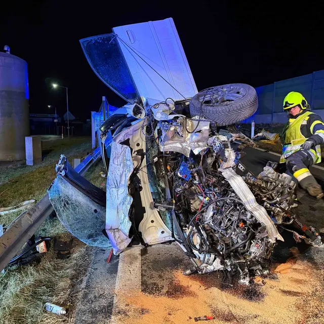 Das Auto des 31-Jährigen wurde bei dem Unfall total zerstört. Der Mann wurde schwerst verletzt und ins UKH nach Wiener Neustadt geflogen.  | Foto: FF Kindberg-Stadt