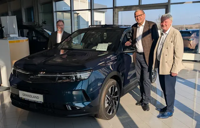 „Autohaus Mayer_Opel“ v.l.: Bezirksstellenausschussmitglied Reinhard Indraczek, Klaus Mayer, Bezirksstellenobmann Alfred Babinsky | Foto: Julius Gelles