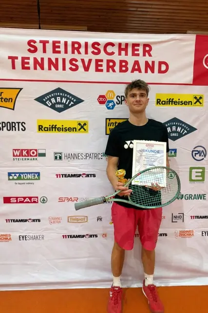 Tobias Kniendl wurde in der Altersklasse U-16 steirischer Meister im Tennis. | Foto: Kniendl