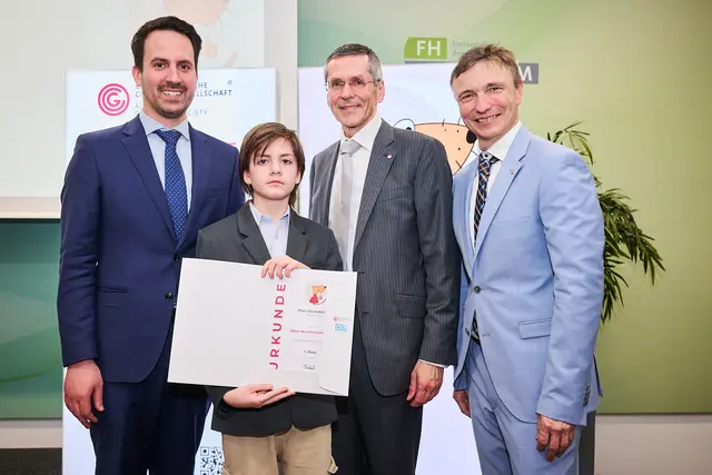 Bildungsminister Christoph Wiederkehr, Schüler Pius Friesenbichler (BG/BRG Weiz), OCG-Präsident Wilfried Seyruck, OCG-Generalsekretär Ronald Bieber (v. l.) bei der Verleihung der Auszeichnung.  | Foto: Barbara Wirl