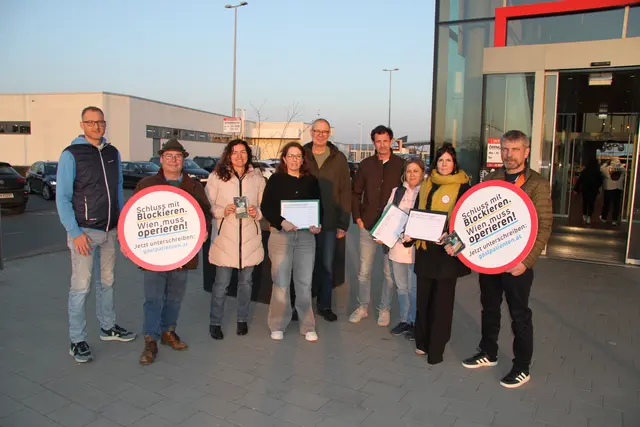 Bürgermeister René Lobner (4 von rechts) und das Team der VP-Gänserndorf. | Foto: bzgsdf@vpnoe
