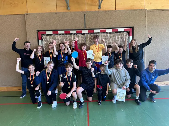 Drei Landesmeistertitel eroberte das Gymnasium Oberpullendorf im Tischtennis: Gernot Beck, Saskia Feucht, Katja Schindler, Luzia Regner, Caroline Vollenhofer, Peter Anastasov, Herni Mayer, Sebastian Geldner, Theo Bürger, Lena Palatin (hinten)
Nina Stiller, Nora Sarközi-Seper, Elias Weninger, Jakob Dillhof, Jan Baumgartner, Ferdinand Novak, Alexander Dorner, Florian Schmidt (vorne)
 | Foto: BG/BRG/BORG Oberpullendorf