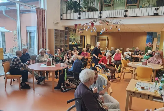 Am Donnerstag, dem 12. März 2026, war es wieder so weit. Mit viel Engagement stellte Cäcilia Eferl ein Repertoire zusammen, das genau auf die ältere Generation abgestimmt war. Die bekannten Melodien und schwungvollen Rhythmen ließen so manches Wehwehchen für eine Weile vergessen. | Foto: Josef Kurzmann