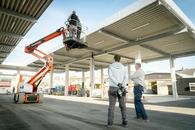 Die Stadt-Bevölkerung produzierte 2025 weniger Müll. Bei der Mülltrennung gibt es aber noch Luft nach oben. Der Recyclinghof in Maxglan wird von der Bevölkerung gut angenommen.  | Foto: Stadt Salzburg/Alexander Killer