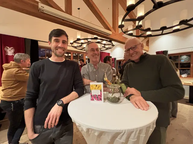v.l.: Alexander und Paul Dirr mit Reinhold Schrettl.