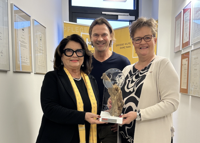 v.l.n.r.: Hilfswerk Kärnten-Präsidentin Elisabeth Scheucher-Pichler, Akademie-Leiter Christian Havelka und WK-Vizepräsidentin Astrid Legner bei der Übergabe des Landespreises | Foto: Hilfswerk Kärnten