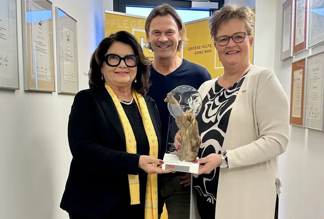 Hilfswerk Kärnten-Präsidentin Elisabeth Scheucher-Pichler, Akademie-Leiter Christian Havelka und WK-Vizepräsidentin Astrid Legner bei der Übergabe des Landespreises. | Foto: Hilfswerk Kärnten