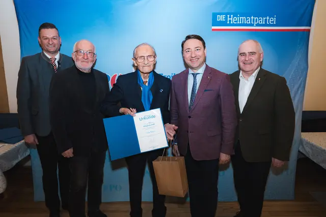 Michael Gruber, Manfred Bodingbauer, Alois Platzer (50 Jahre Mitgliedschaft), Manfred Haimbuchner, Klubobmann Thomas Dim (v.li.). | Foto: FPÖ/Johannes Reyer 