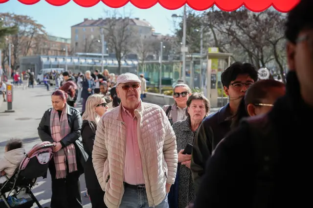 Die Menge will Eis. "Tichy" erhöht sie und öffnet die Türen. Die Saison hat begonnen. | Foto: Sade Jerabek/MeinBezirk