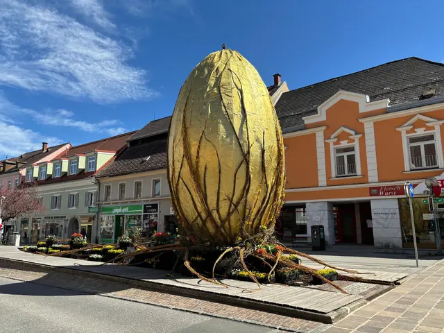 Gold war die zentrale Farbe für das Riesen-Osterei 2025. | Foto: MeinBezirk/Katrin Löschnig 