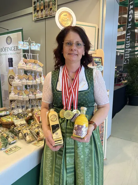 Martina Höfinger mit den ausgezeichneten Produkten. | Foto: zVg