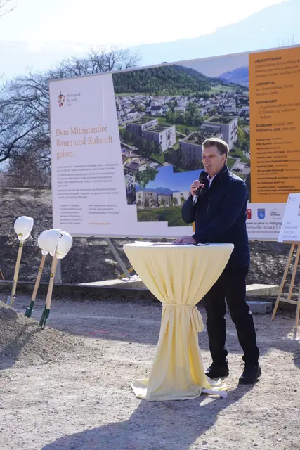 Walter Soier ist stolz darauf, welche Überlegungen und Maßnahmen beim Wohnprojekt mitbedacht werden konnten.  | Foto: AMG