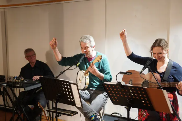 Die Schrägsaiten spielten in der Stadtbücherei auf.