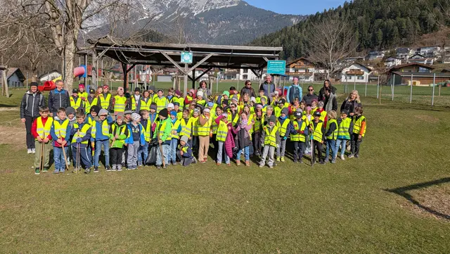 Das sind die fleißigen Hände der Sammelaktion Fritzens klaubt auf.  | Foto: Volksschule Fritzens