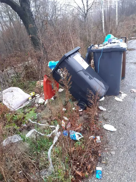 Der Müll verteilt sich hier und wird vom Wind verweht. | Foto: Brey