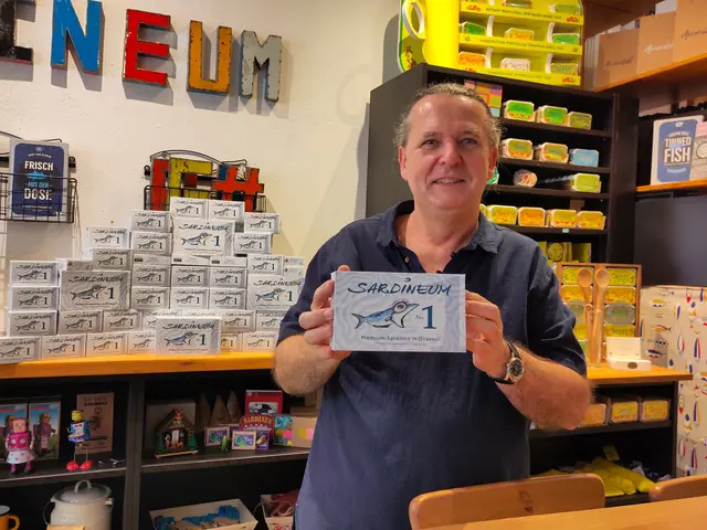 Christian Pirker freut sich über seine eigene Sardinenmarke. | Foto: Berger