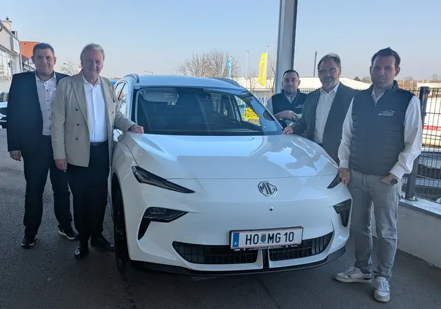 „Autohaus Sauberer“ v.l.: Stefan Peyfuss, Bezirksstellenobmann Alfred Babinsky, Jürgen Sauberer, Bezirksstellenausschussmitglied Reinhard Indraczek, Michael Weber | Foto: Julius Gelles
