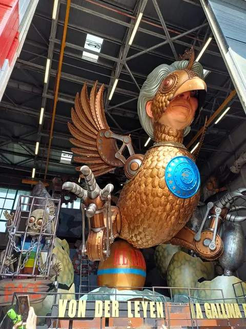 Bei den riesigen, oft über 5m hohen Karnevalsfiguren von Viareggio sind politische Anspielungen Tradition. | Foto: Silvia Herbe