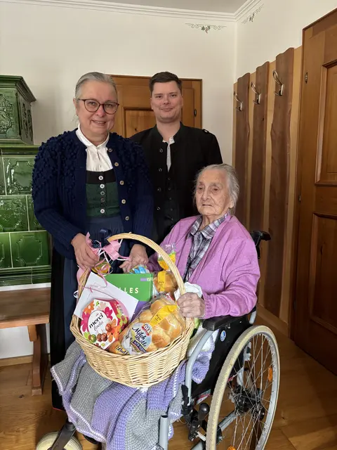 Bürgermeisterin Bettina Lancaster und Amtsleiter Thomas Thein gratulierten Maria Brunnmayr zum 105. Geburtstag. | Foto: Staudinger