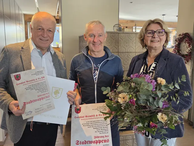 Bürgermeister Ingo Appé, Klaus Hornböck und Stadträtin Helga Seeber. | Foto: Stadtgemeinde Ferlach