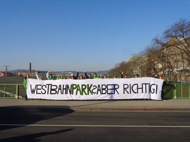 Die Grünen protestierten gemeinsam mit Peter Scheider von der Initiative "Westbahnpark.Live". | Foto: Patricia Hillinger/MeinBezirk