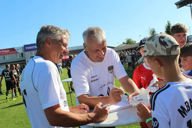 Copa Pele 2025 in Perg, Moritz holt sich Autogramm am Schuh | Foto: MeinBezirk Perg/Köck