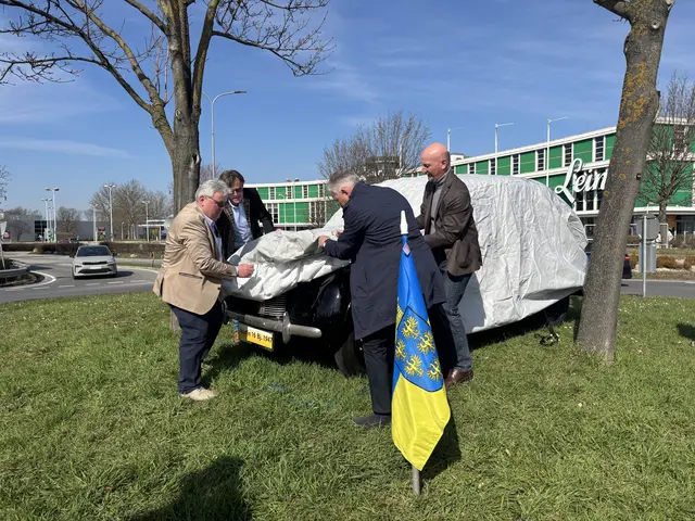 Der Oldtimer wurde enthüllt. | Foto: Victoria Edlinger