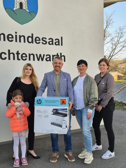 Der neue Kopierer wurde an die Elternvertreterinnen übergeben.  | Foto: Gemeinde 