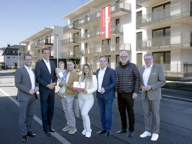 Große Schlüsselübergabe in Wörgl (v.li.): LA Sebastian Kolland, Bürgermeister Michael Riedhart, LA Christian Kovacevic, Architekt Hanno Vogl-Fernheim und NHT-GF Johannes Tratter begrüßen Familie Varga mit Sohne Bence im neuen Zuhause. | Foto: NHT/Karg